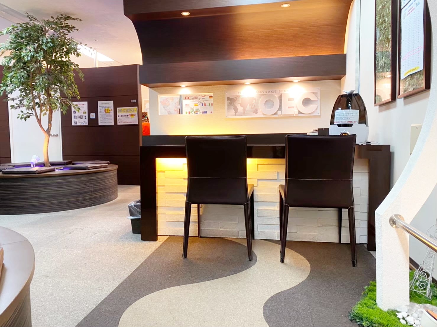 OECが選ばれる理由06｜OECは全校、駅近で通いやすい立地。学校・仕事の帰り、ご自宅の近くでレッスン。普段は心斎橋校に通っている生徒さんが、お出かけついでに梅田校に通うことも可能です。